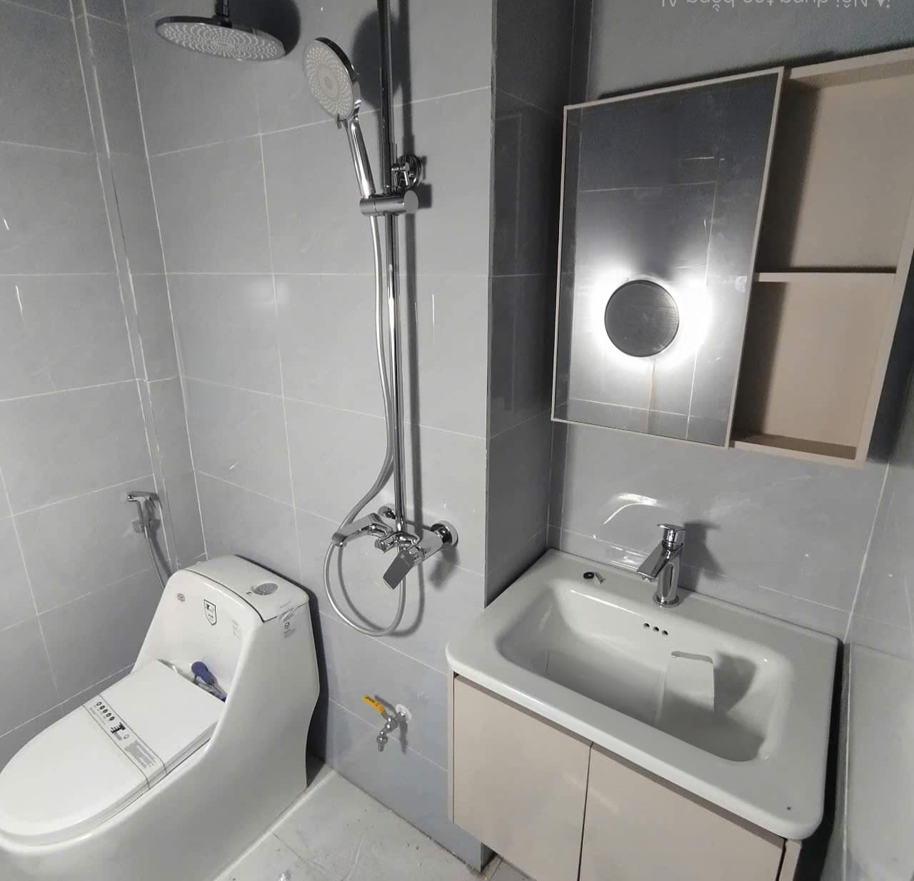 Cho thuê nhà hai mặt tiền,mới, 100m2_ 5T; vỉa hè, Nguyễn Khánh Toàn-29 Tr - Ảnh 2